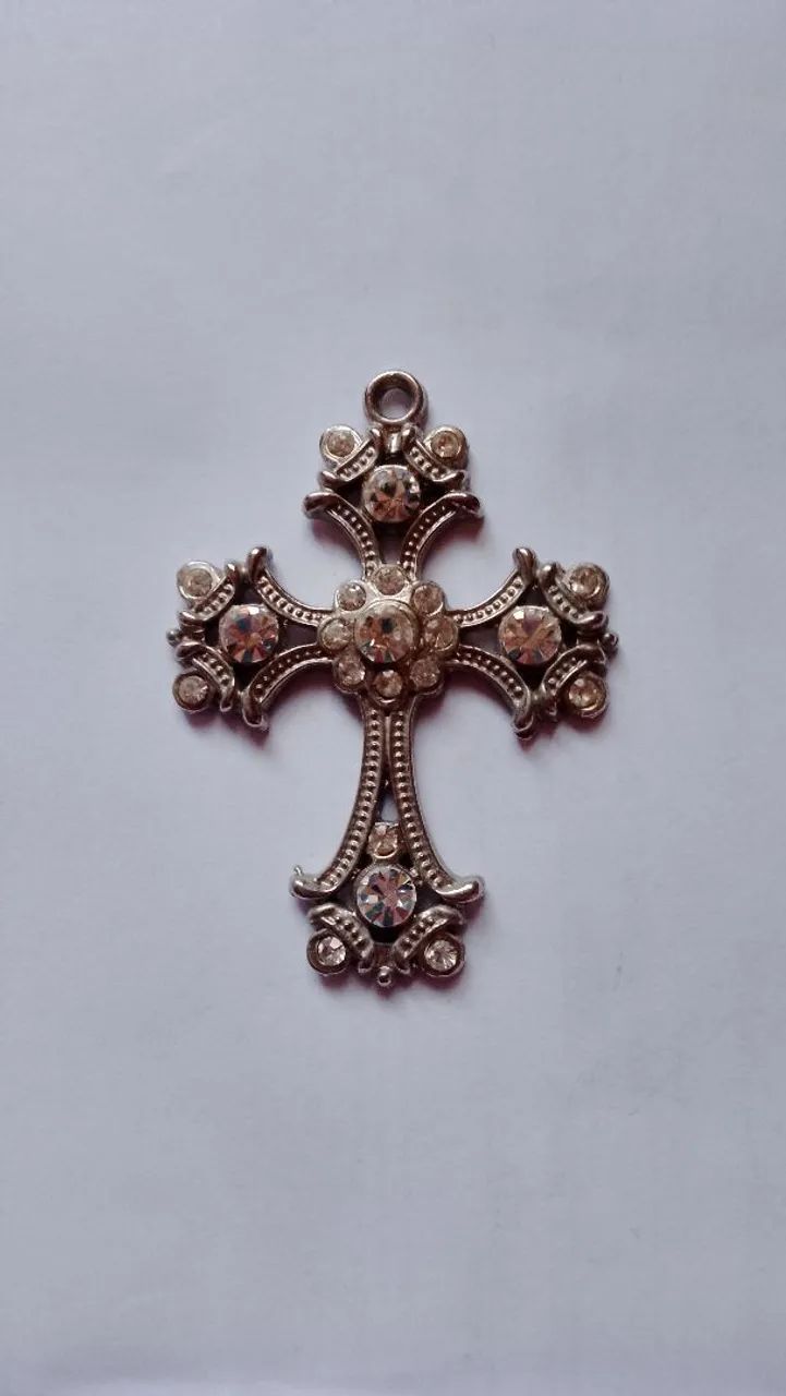Crucifixo de Metal com Strass - Elegância e Fé em Cada Detalhe!