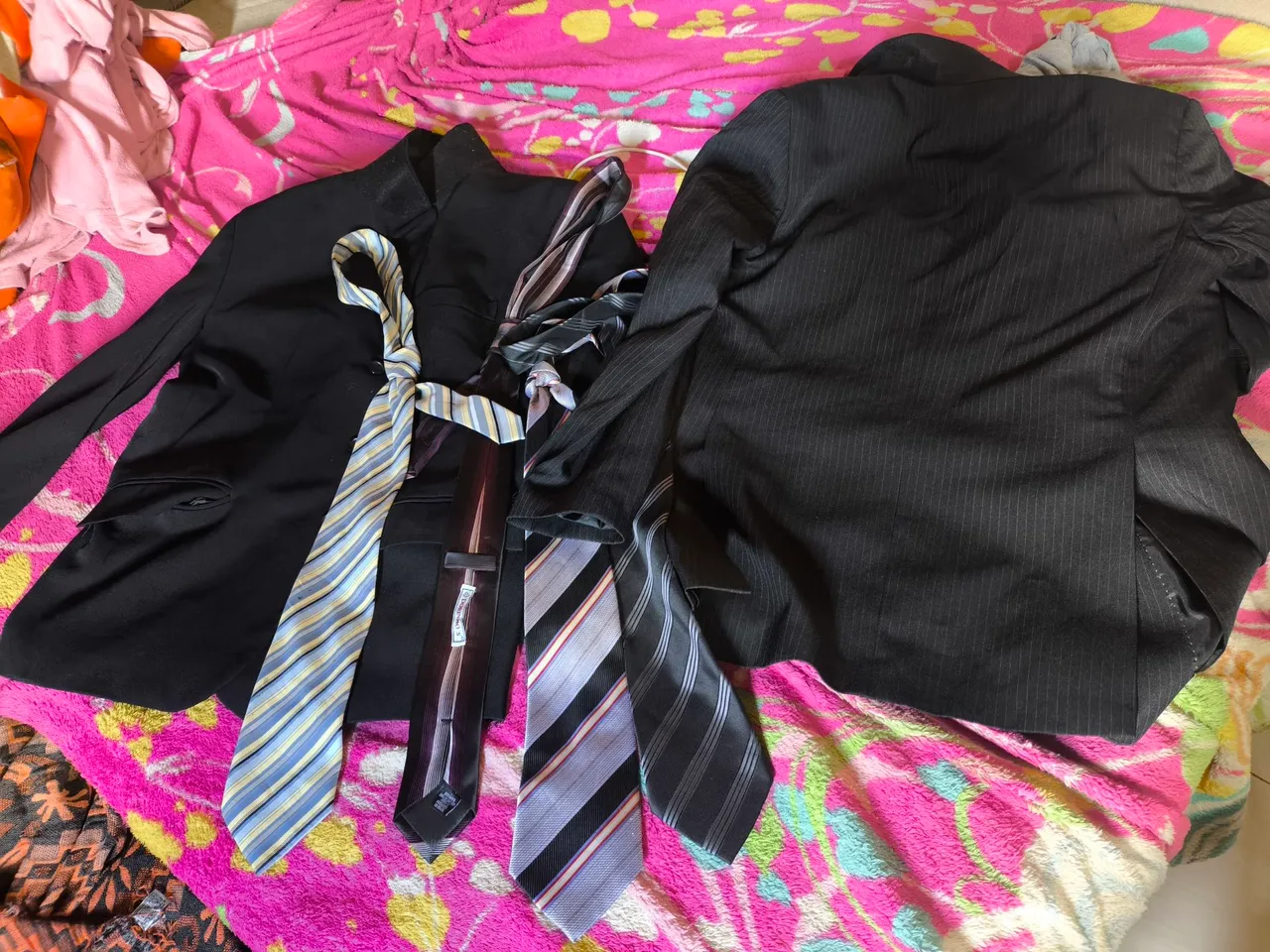 Terno Masculino - Preto - e outro com risco de Gus com 4 gravatas
