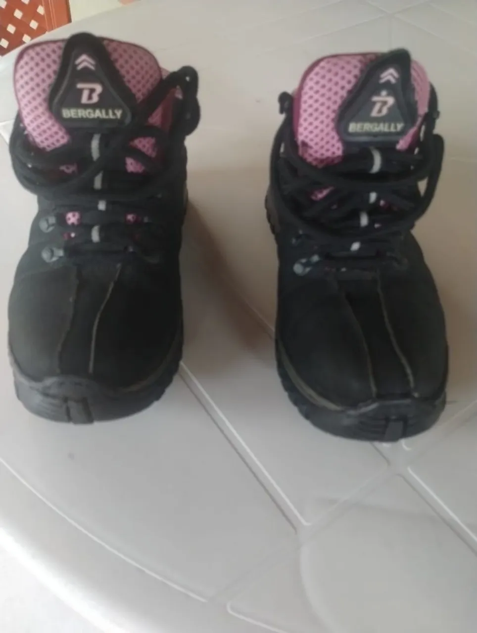 Botas Bergally Pretas e Rosas