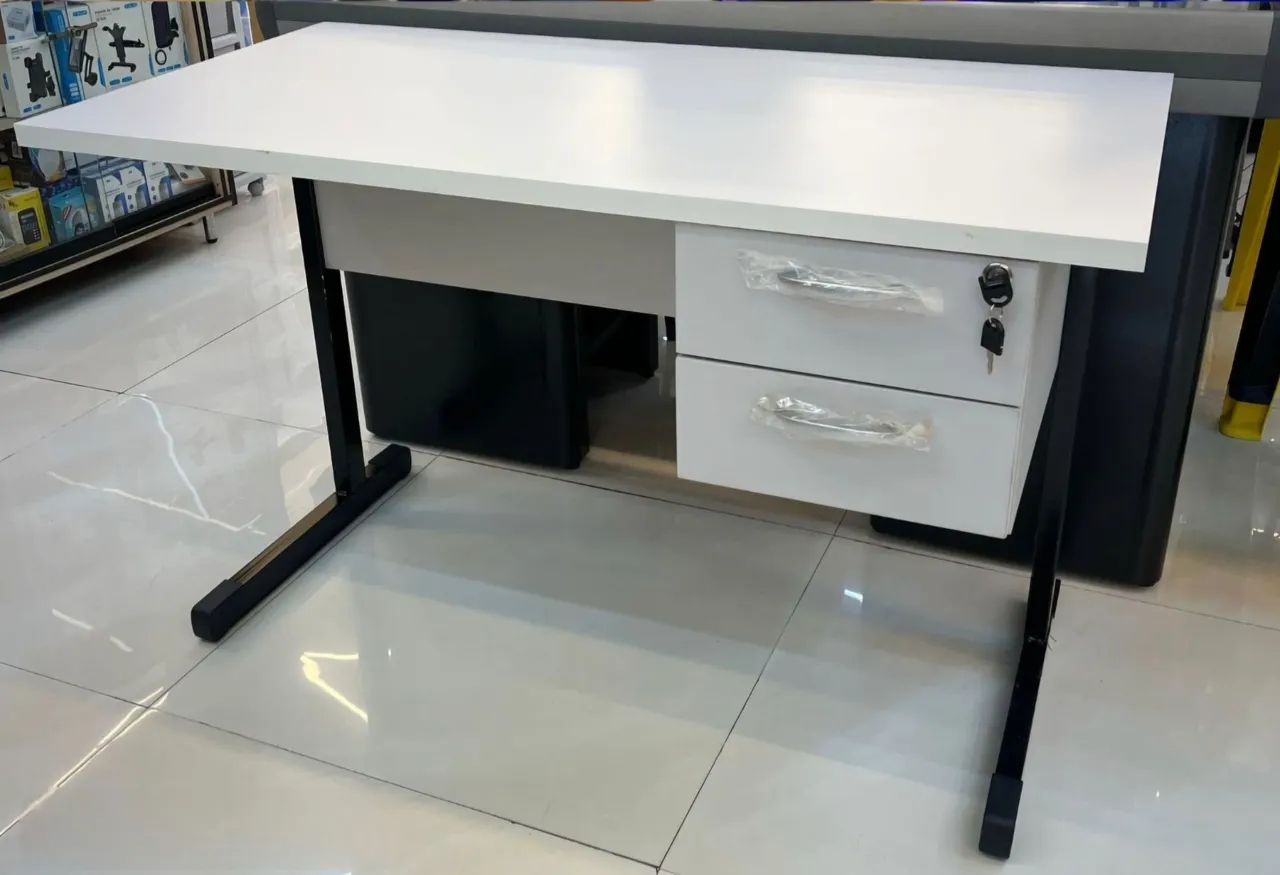 Mesa de escritório com gavetas