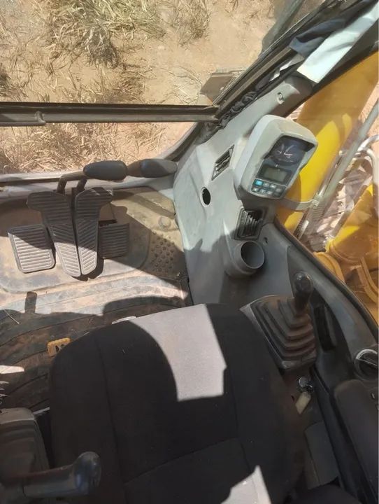 Escavadeira New Holland E 215 - Foto 2