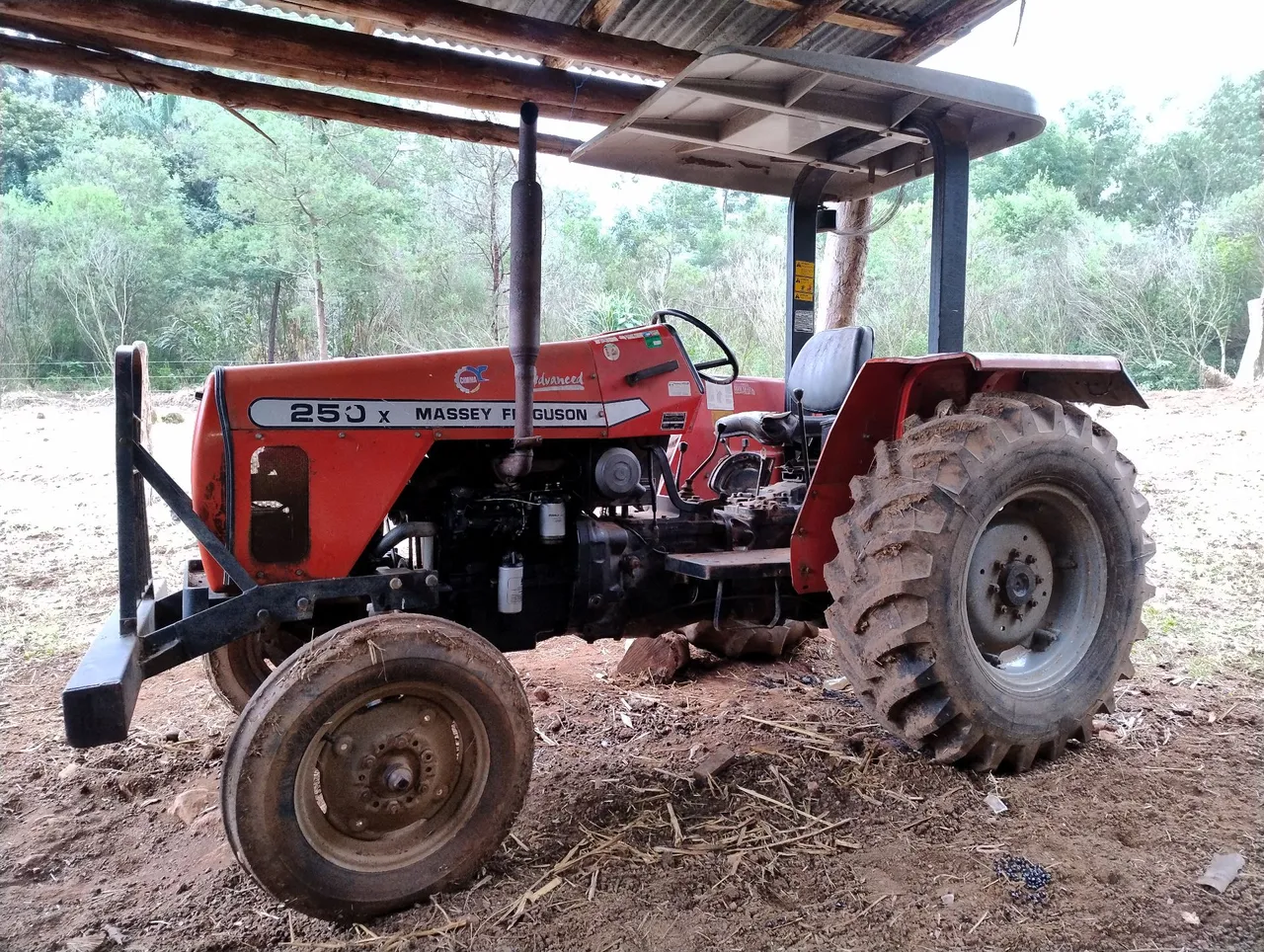 Trator Massey Ferguson 250X - Potência e Confiabilidade!
