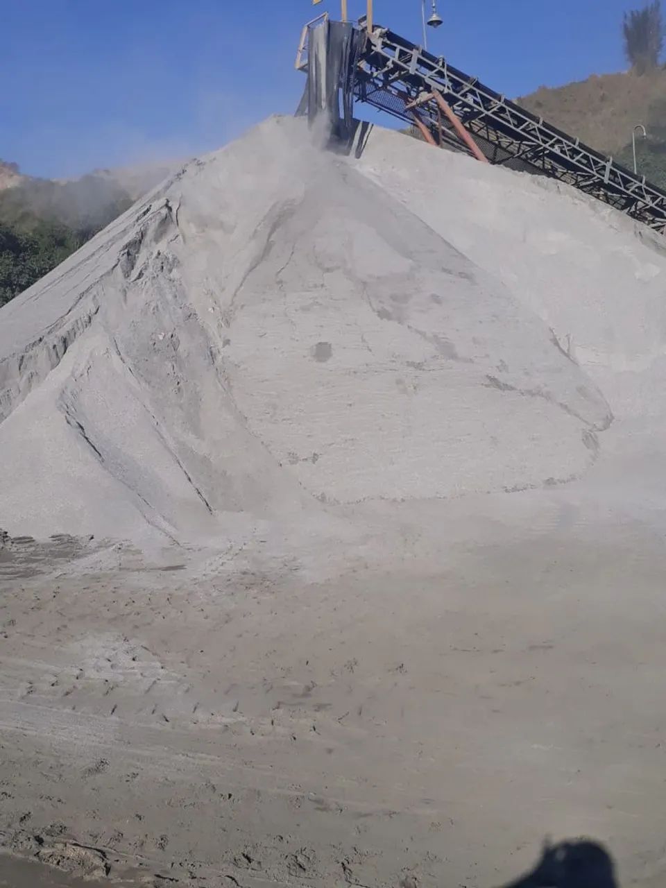 Areia lavada pedra aterro saibro pó de pedra etc.aceitamos cartão