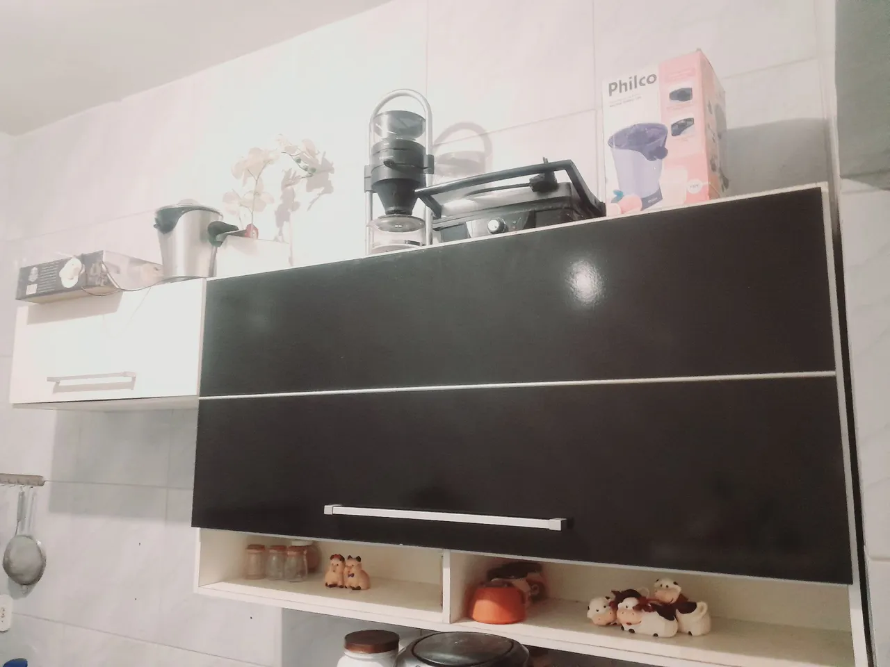 Armário de cozinha preto e branco