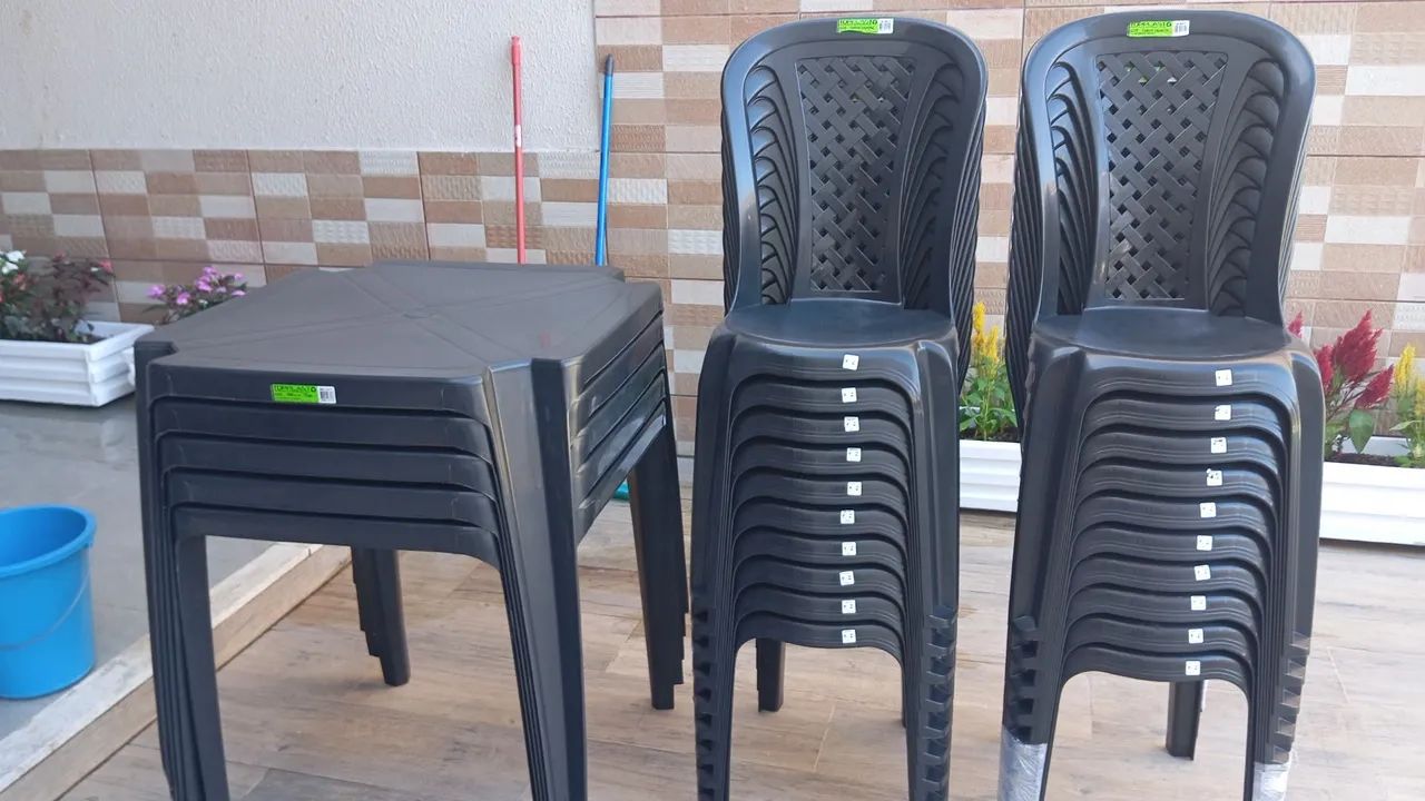 Mesas e cadeiras de plástico 