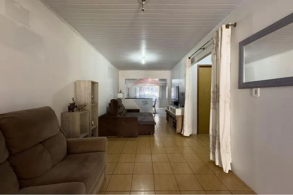 Casa com pátio e toda cercada no bairro Ouro Verde. - Foto 3