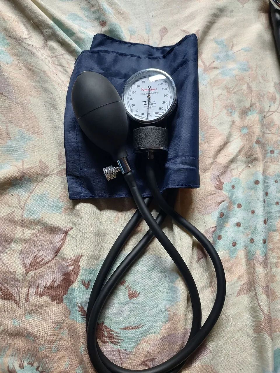  Kit de enfermagem Estetoscópio Médico medidor de pressão 2 bolsa e acessórios extras  - Foto 4