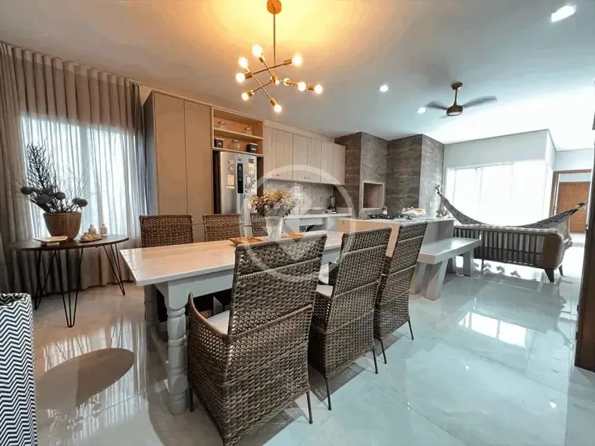 Casa Térrea 3 Suítes, sendo 1 Master Cond. Florais da Mata, Várzea Grande-MT, R$ 2.250.000