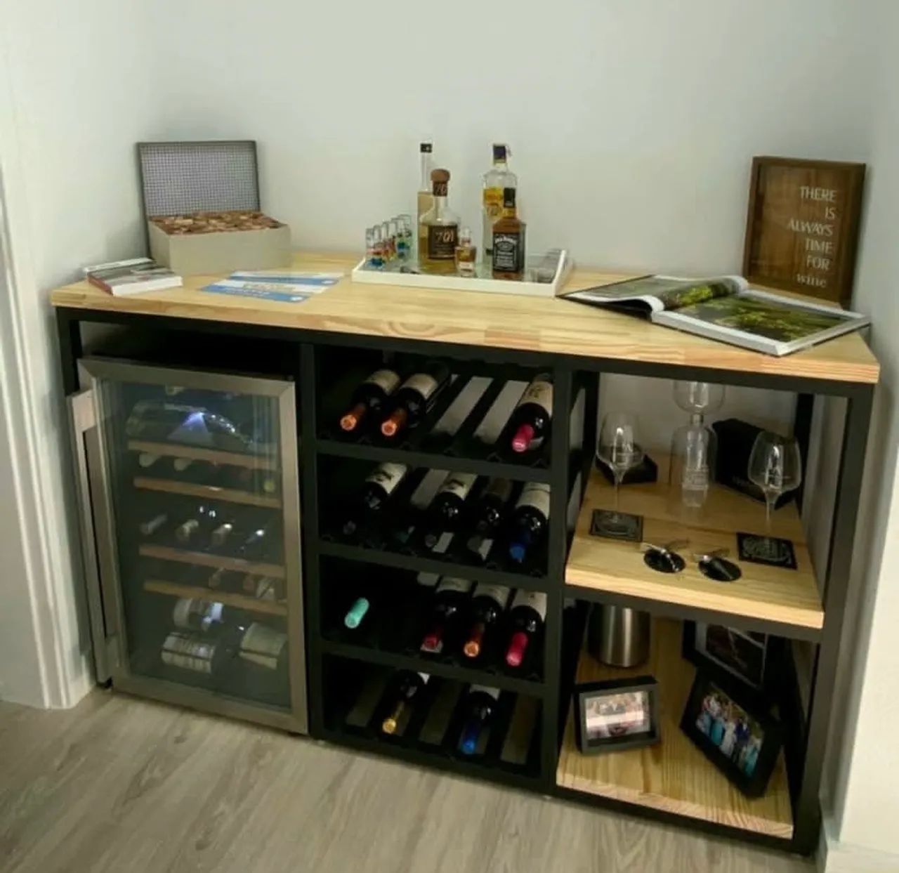 Rack de Vinho com Adega e Prateleiras