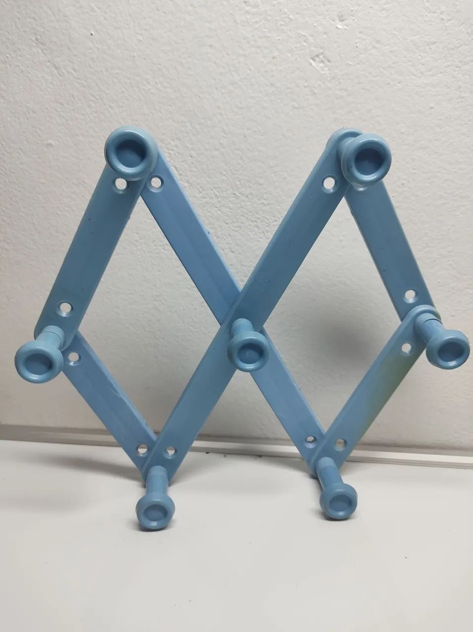 Arara de parede expansível azul