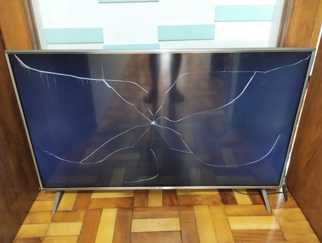 TV LG 50 4K quebrada