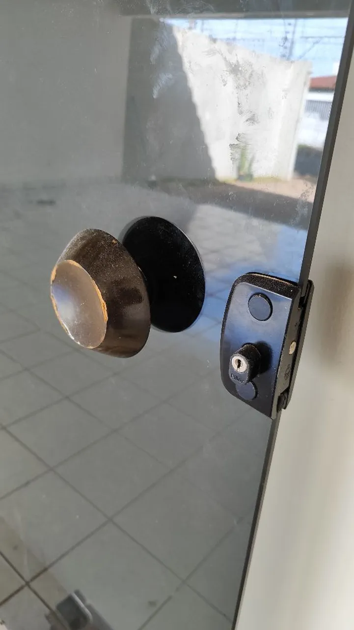 Porta de Vidro Temperado fume com dobradiças e chave está porta está em Palmas TO
