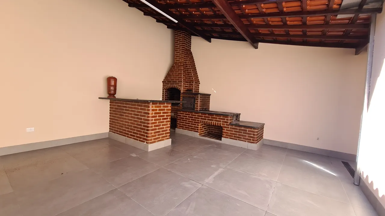 Nova Uberlândia, Casa Recém Reformada, 3/4, Varanda, Estuda Permuta