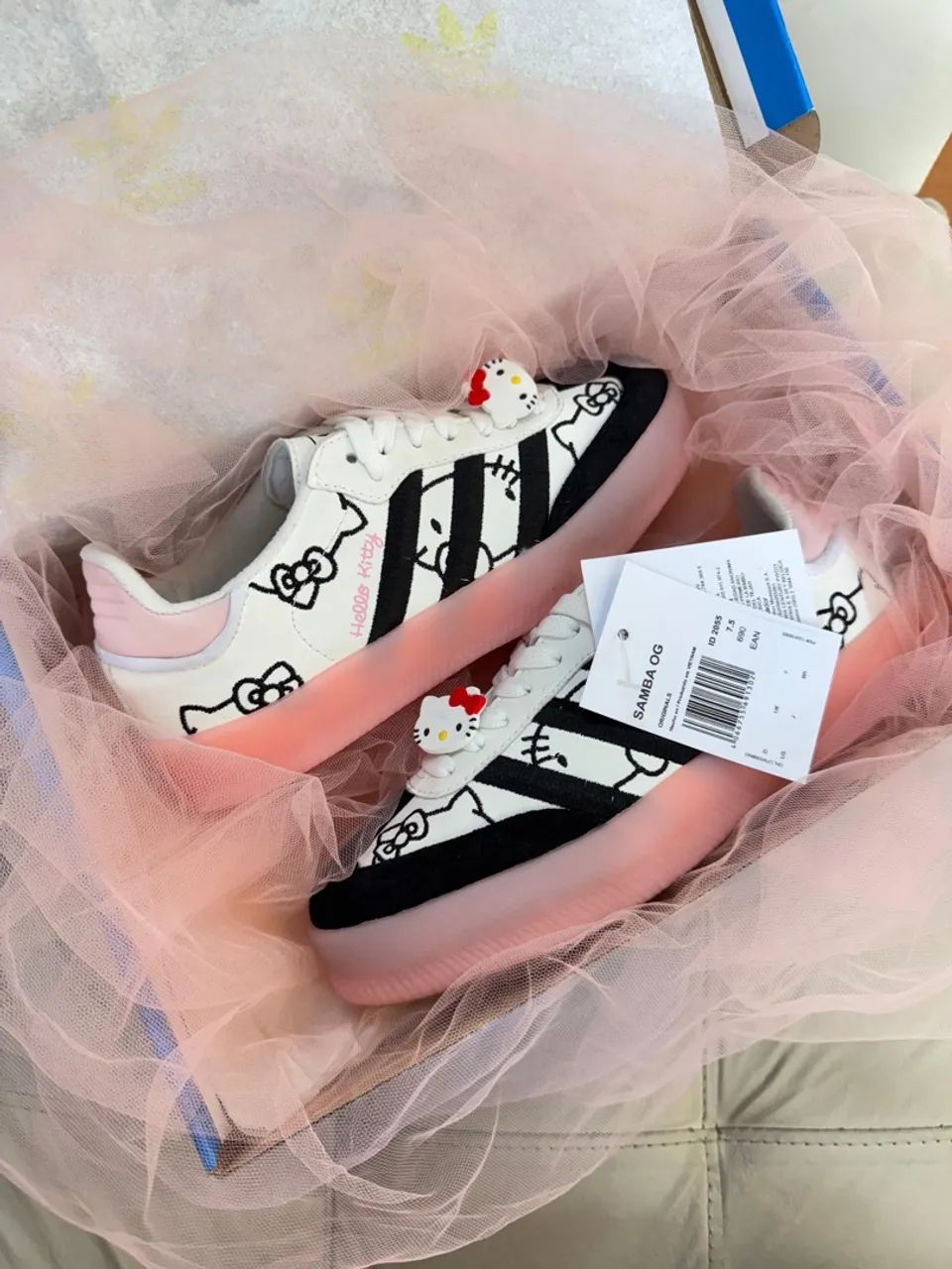 Tênis Adidas Samba OG Hello Kitty - Foto 3