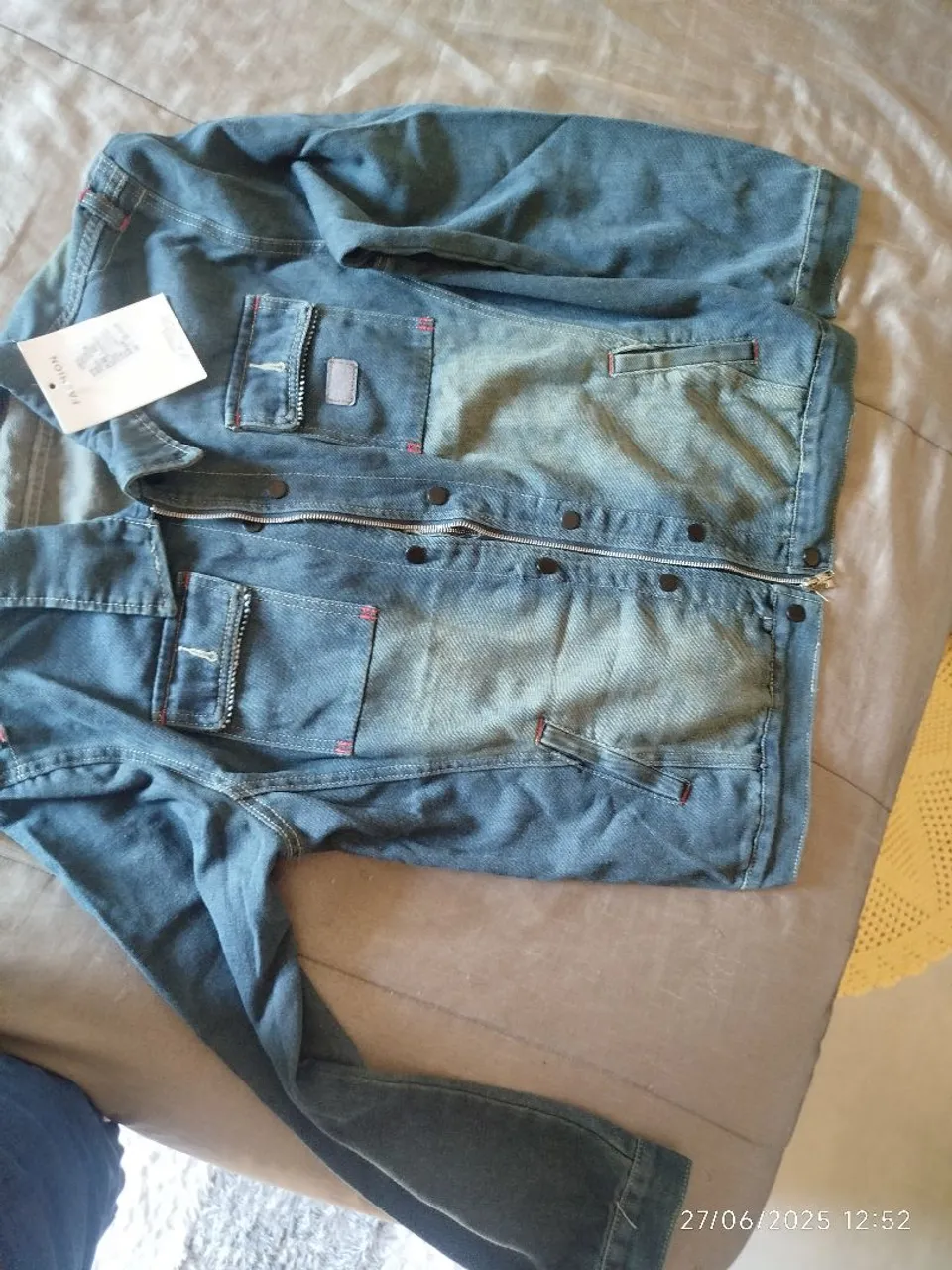 Jaqueta Jeans Masculina com Detalhes Modernos