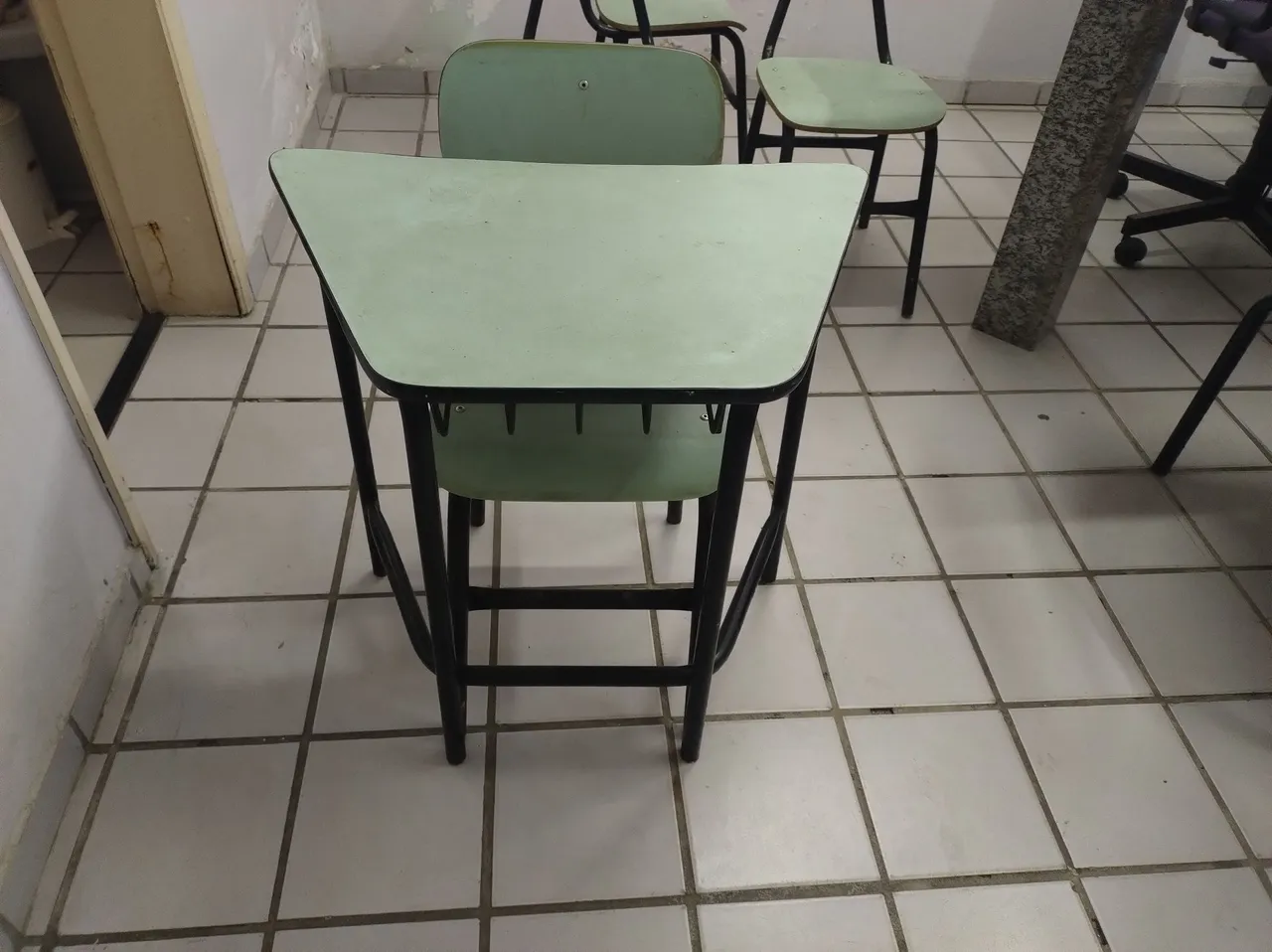 Conjunto mesa e cadeira escolar infantil madeira e ferro