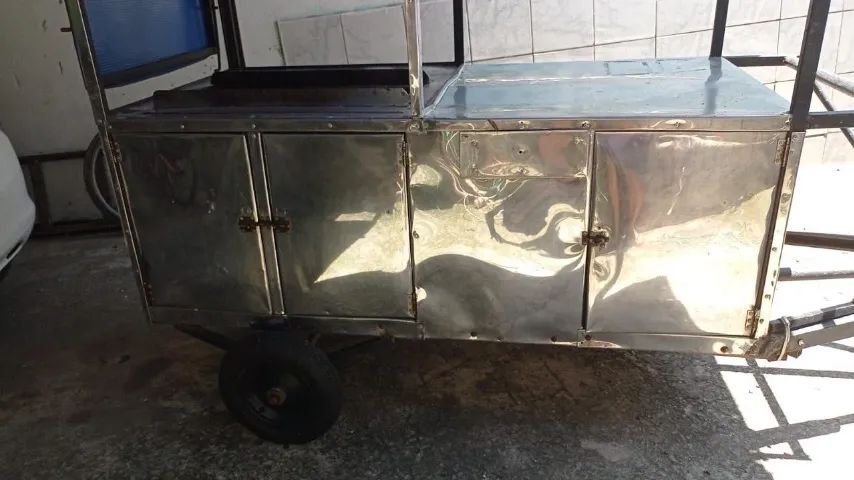 Carrinho para churrasquinho com armário e cobertura.