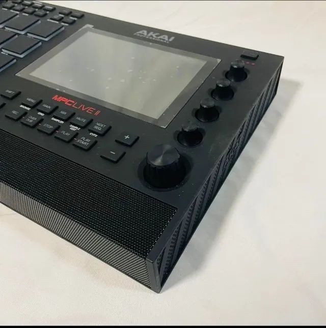 AKAI MPC Live 2 II como nova, com pelicula ainda - Instrumentos