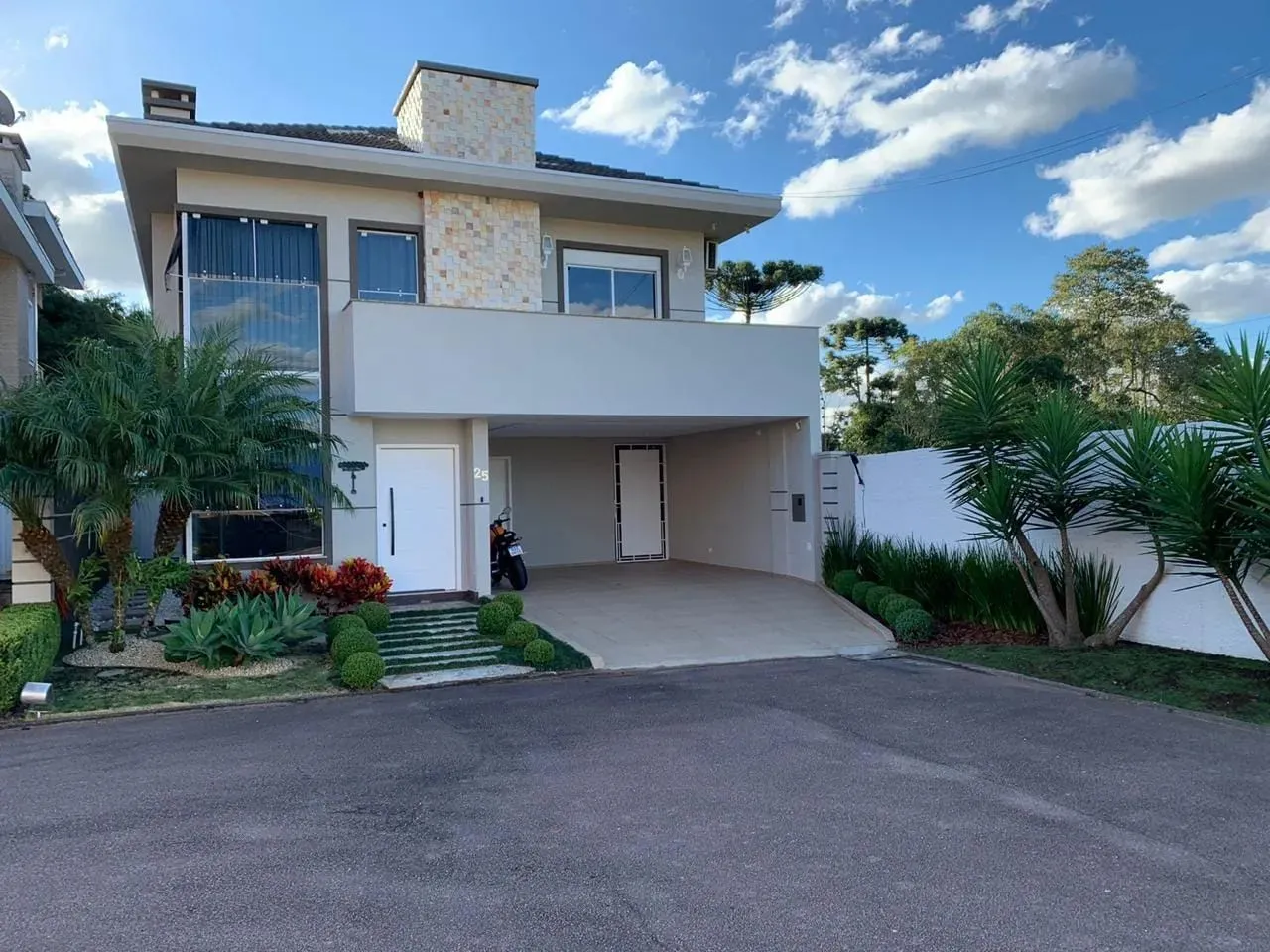 Sobrado para venda tem 400 metros quadrados com 4 quartos em São Braz - Curitiba - PR