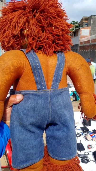 Boneca Fofã pelúcia com Macacão Jeans