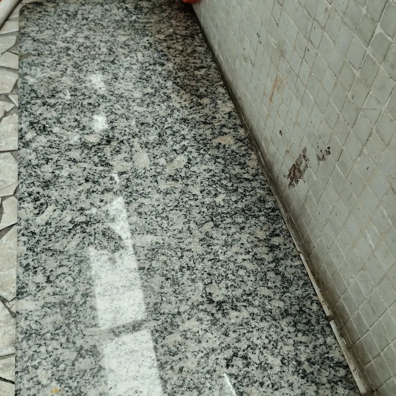 Pedra balcão de Granito Cinza Claro - Elegância e Durabilidade