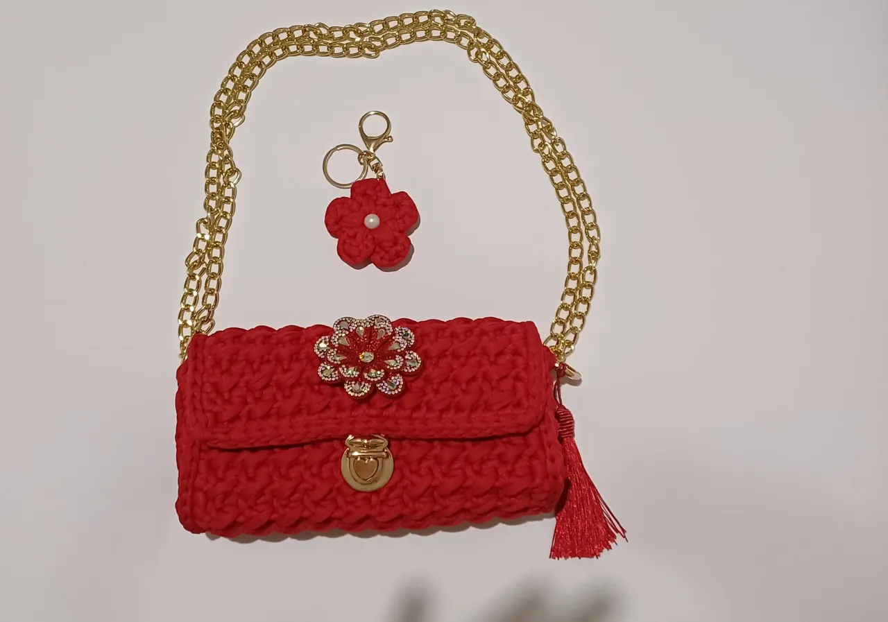Bolsa de Crochê Vermelha com Detalhes Dourados
