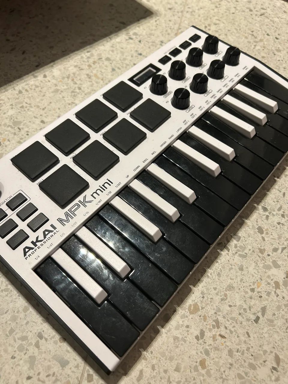 Controlador Akai Mpk Mini Professional De 25 Teclas Branco