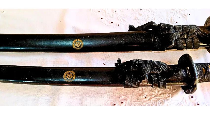 CONJUNTO DE RÉPLICAS DECORATIVAS DE ESPADAS SAMURAI JAPONESAS - KATAKANA e WAKISASHI - Foto 3