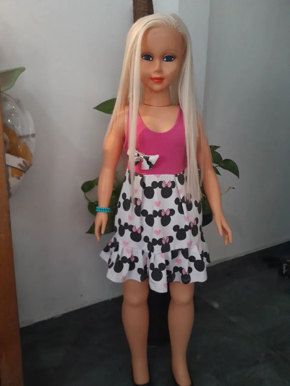 Linda boneca estefany de 1 mt com implante de cabelo.