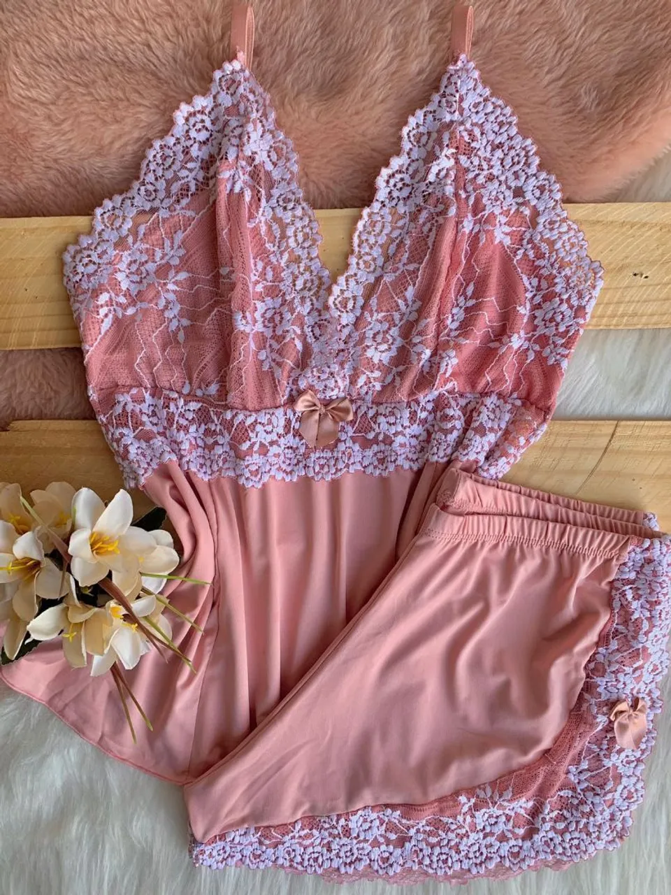 Conjunto de Pijama Feminino Romântico com Renda