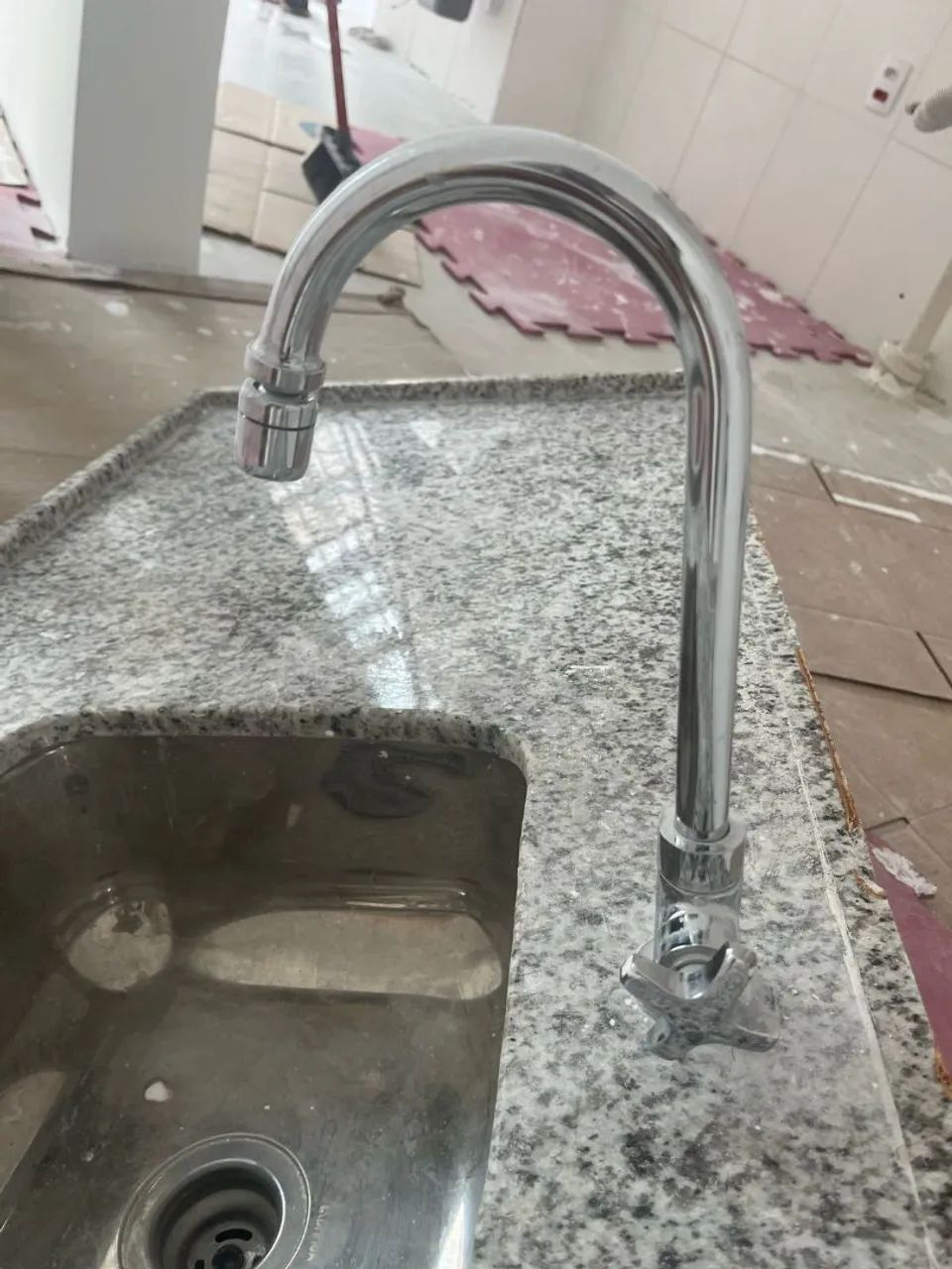 Pia de granito com cuba e torneira  - Foto 3