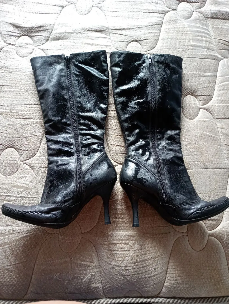 Botas pretas de salto alto country