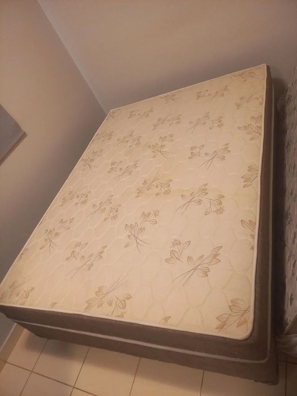 Cama Box de Casal com Desenho Floral