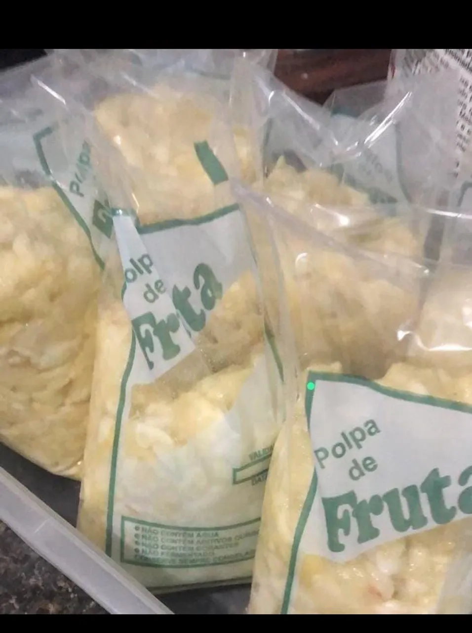 Temos polpa de frutas de cupuaçu cortada na tesoura