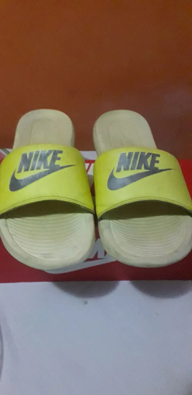 Chinelos Nike Slides Amarelos