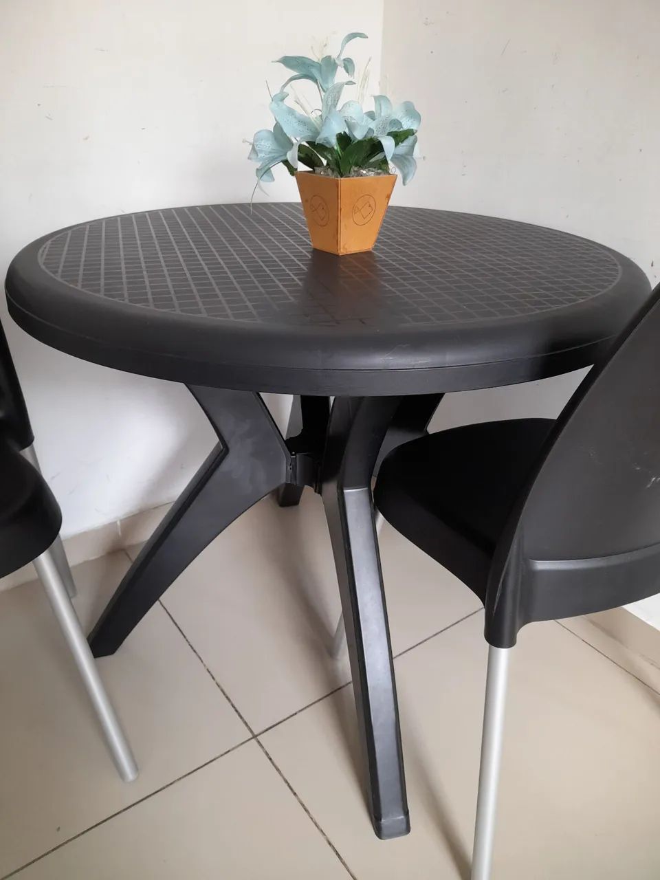 Round table with two durable plastic chairs64291059991298124