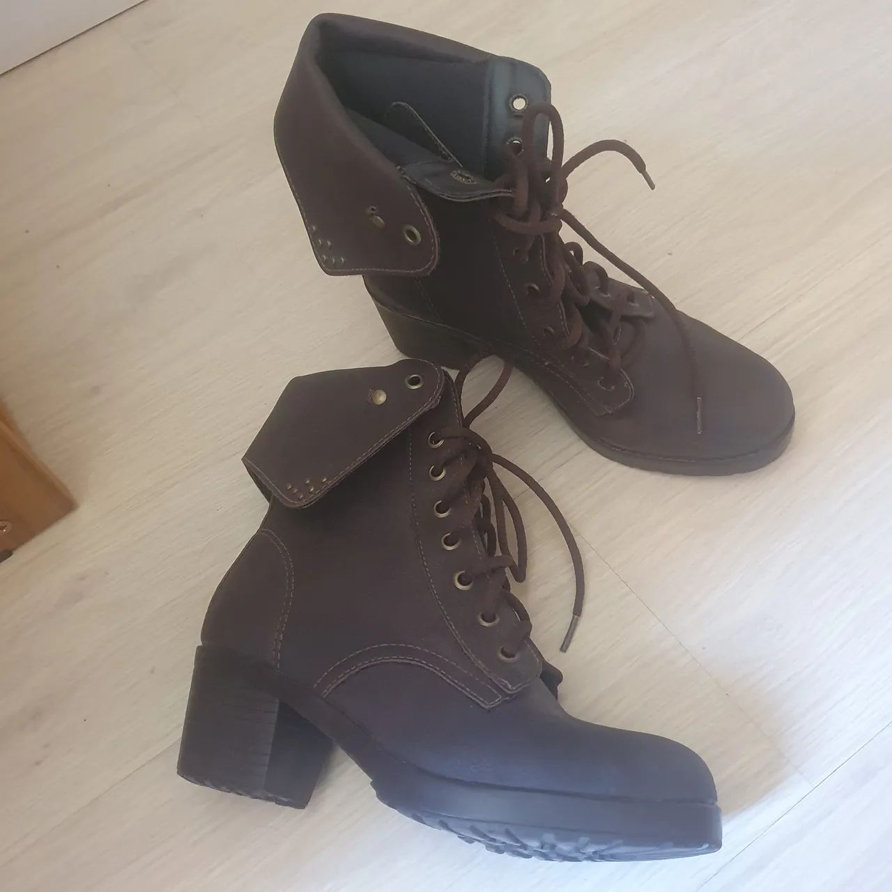 Bota de couro marrom