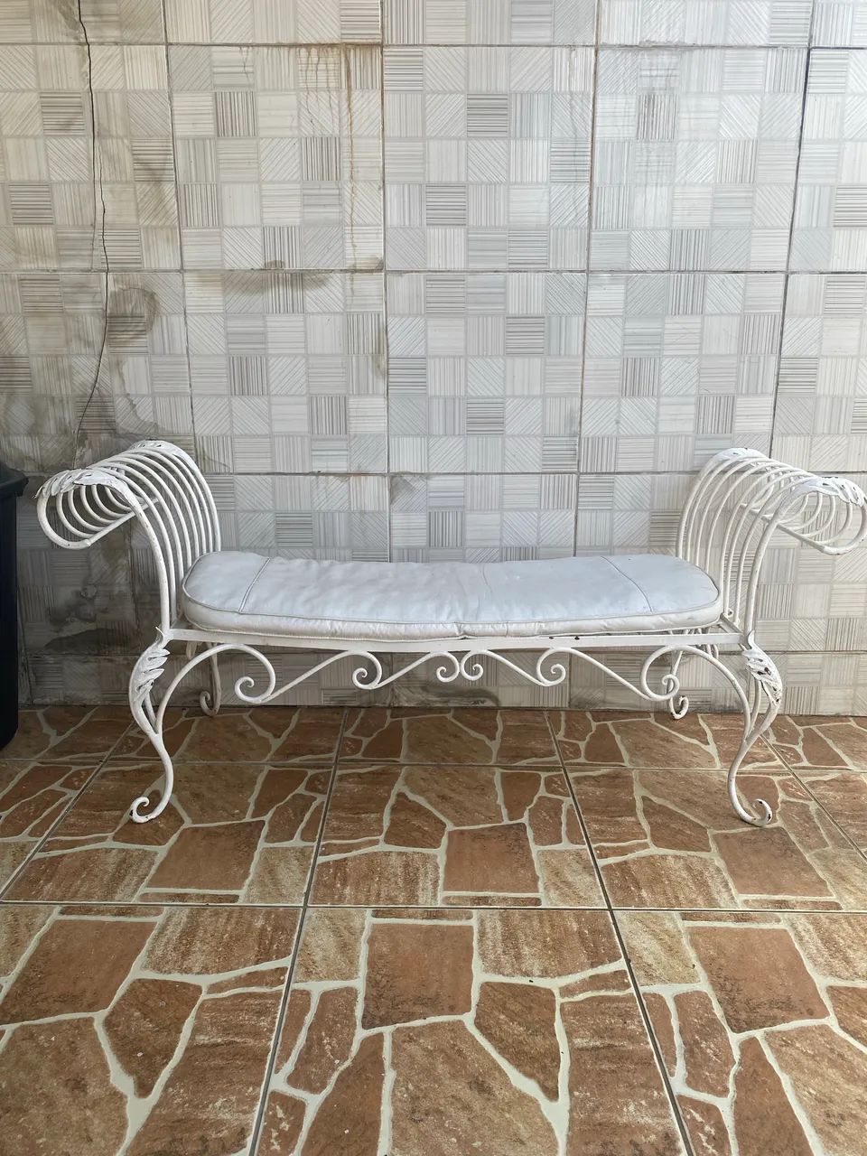 Banco de ferro trabalhado estilo colonial 