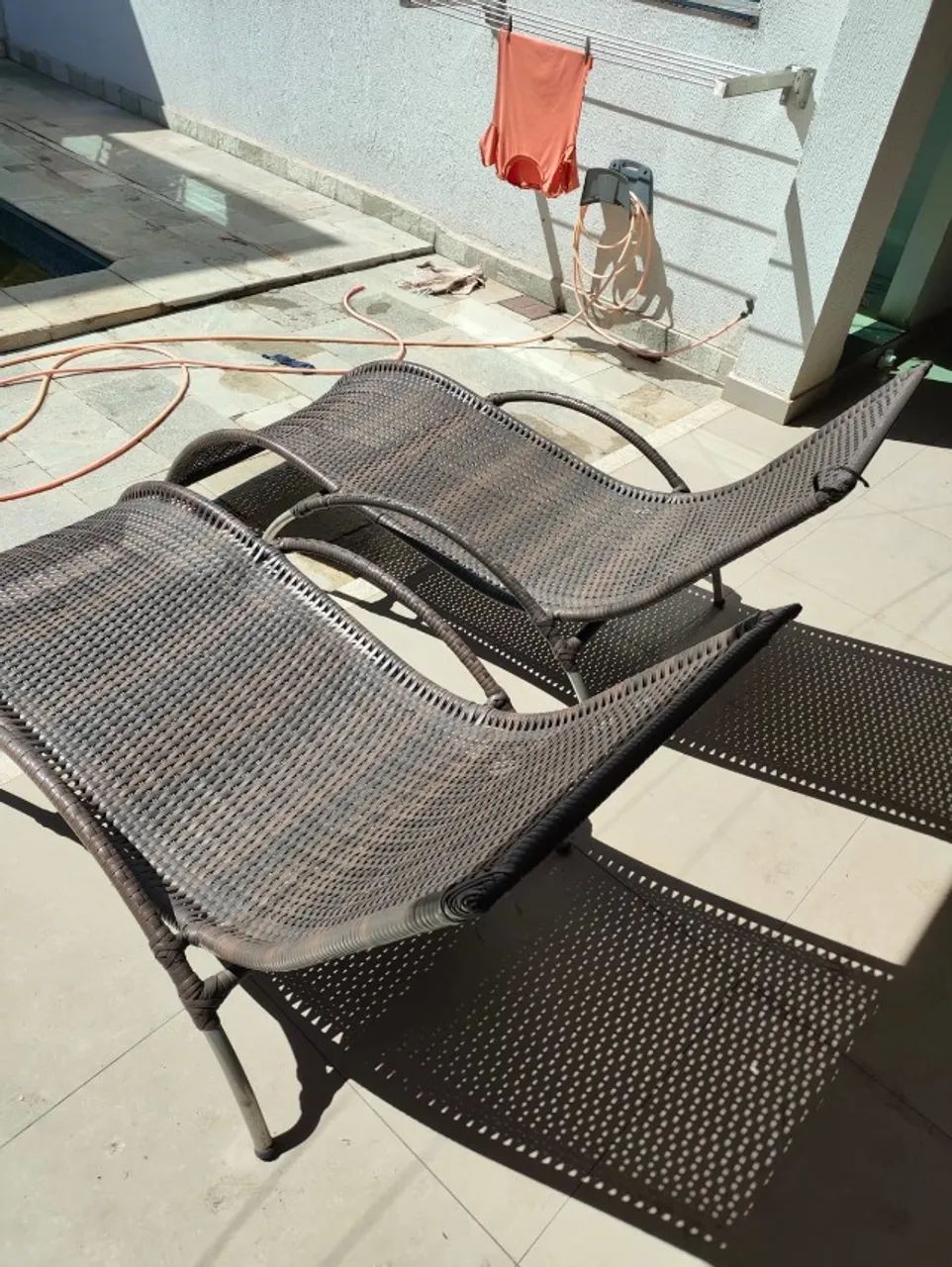 2 espreguiçadeiras de fibra para piscina 
