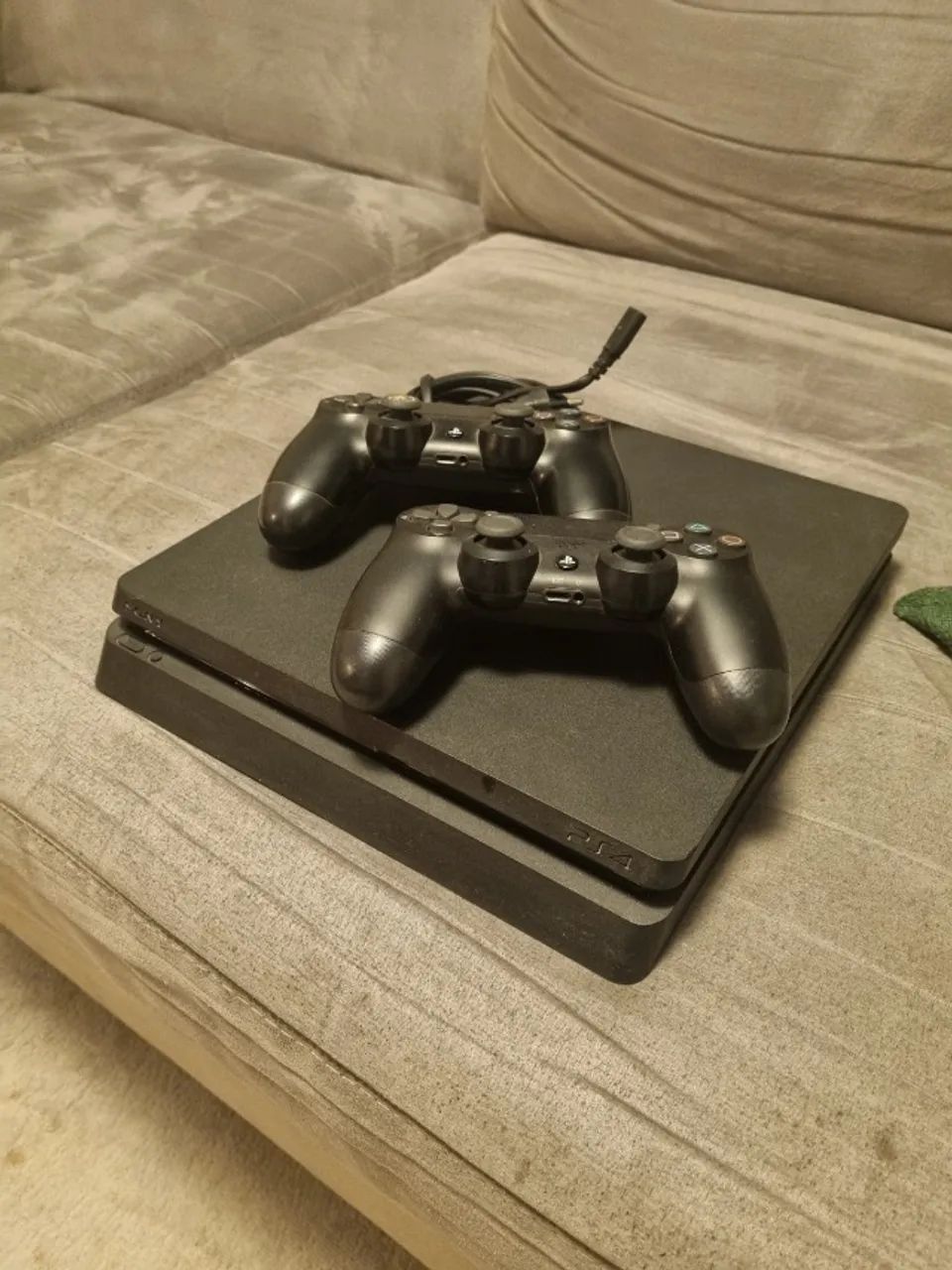 Playstation 4 + 2 controles - Foto 3