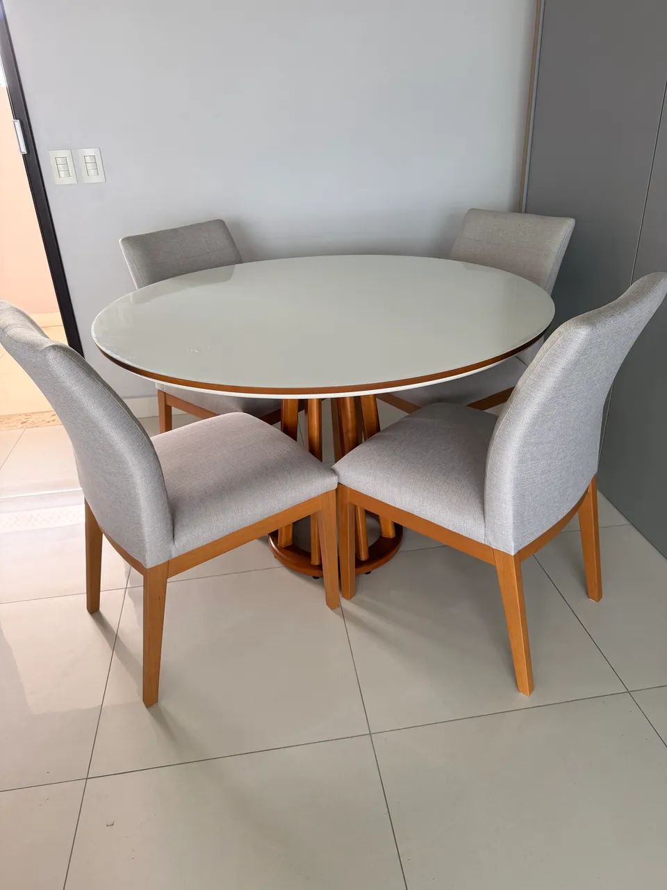Mesa de Jantar Redonda 1,50m com 4 Cadeiras - Nova, Nunca Utilizada