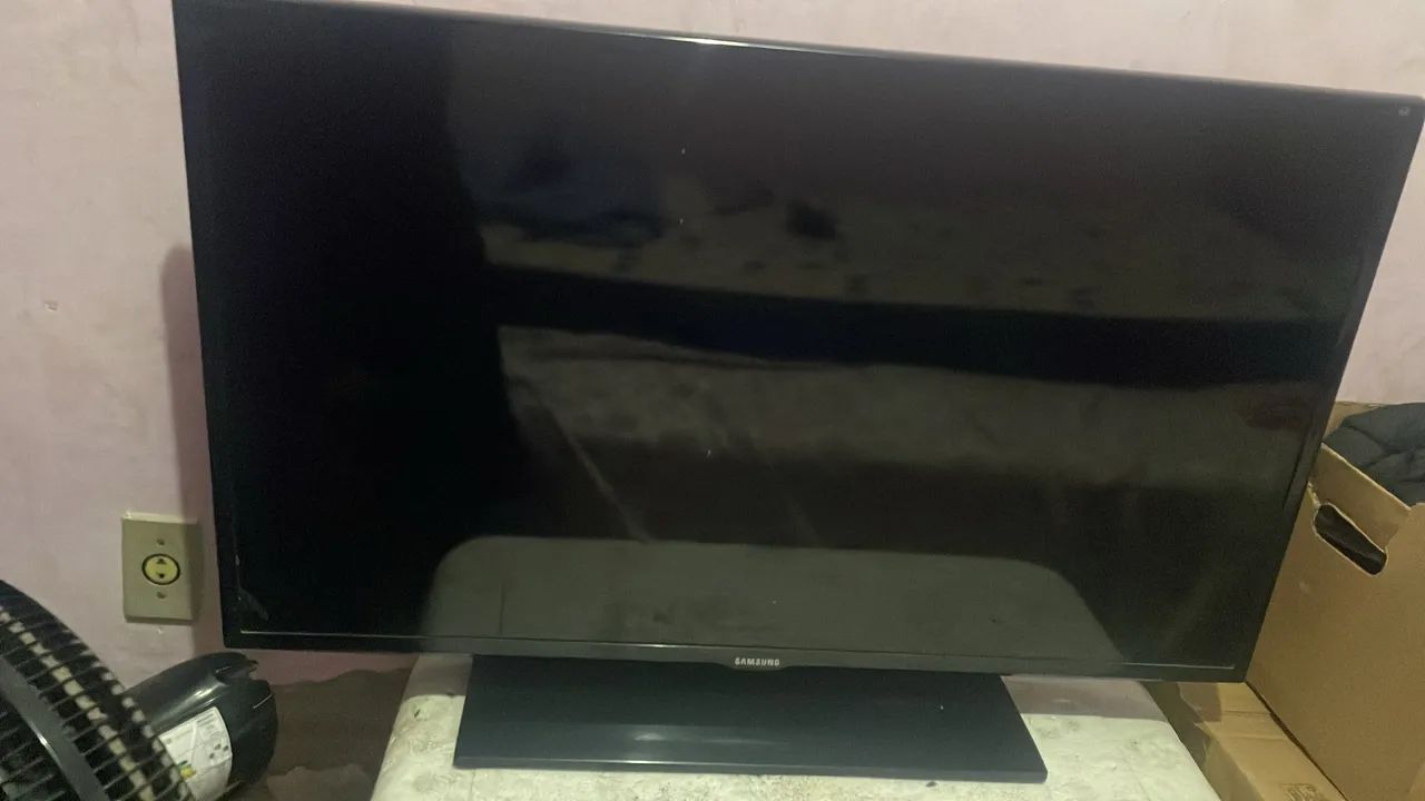 Vendo duas televisões juntas 1 Samsung 40 polegadas e 1 Philco 32 polegadas.