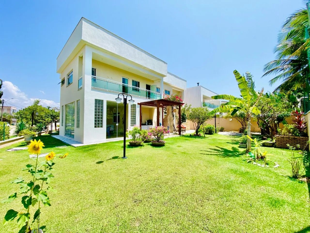 Belíssima residência de esquina, disponível para vocês - Foto 2