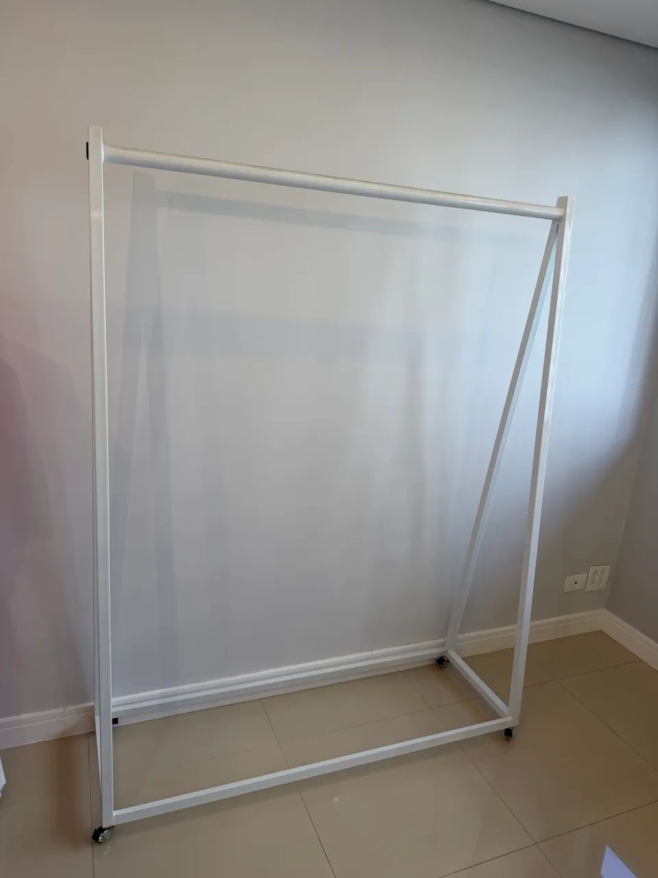 Arara de roupa branca com rodinha de metal 