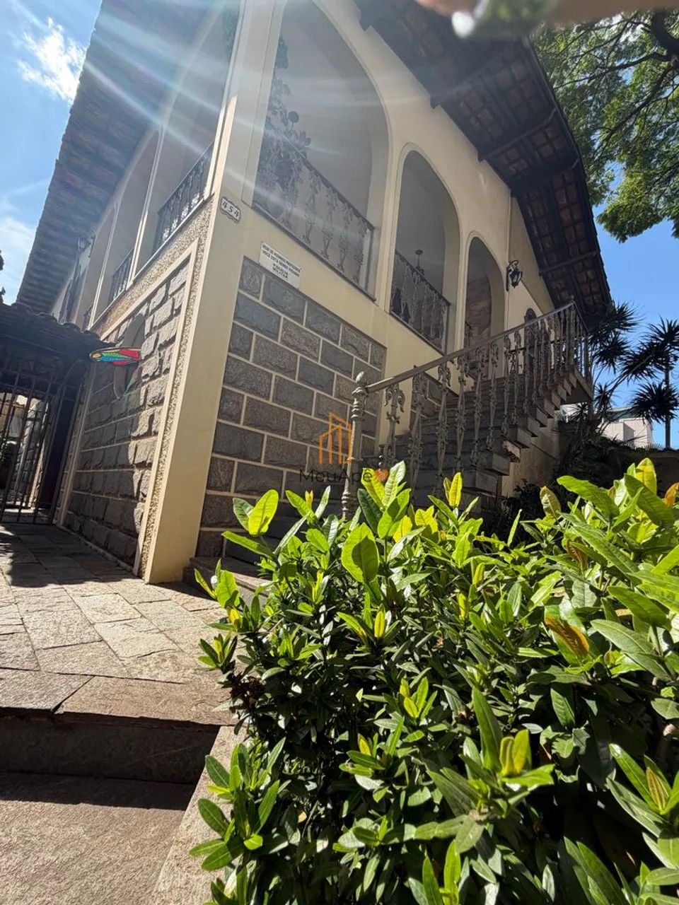 Casa de 4 quartos com suíte e espaço comercial no Alto Caiçaras!