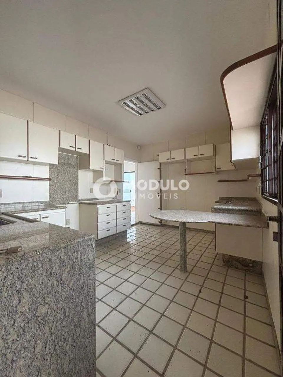 Casa comercial disponível para locação no bairro Martins.