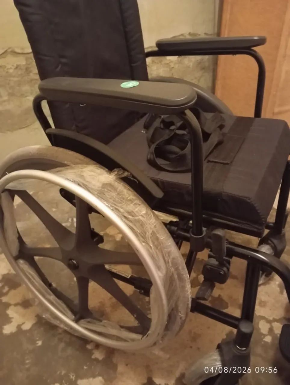 VENDE-SE CADEIRA DE RODAS E CADEIRA DE BANHO  - Foto 3