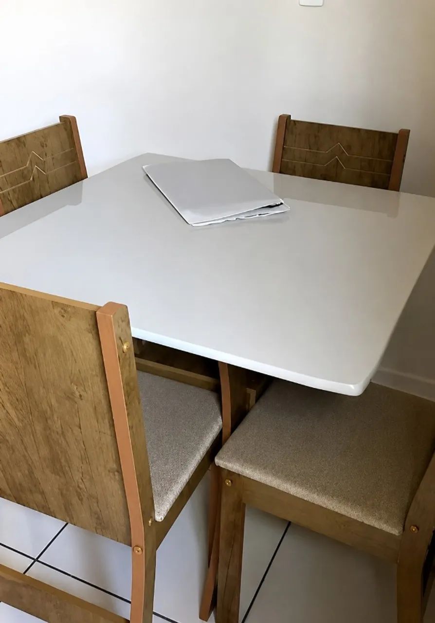 Mesa de Jantar quadrada com 4 cadeiras 