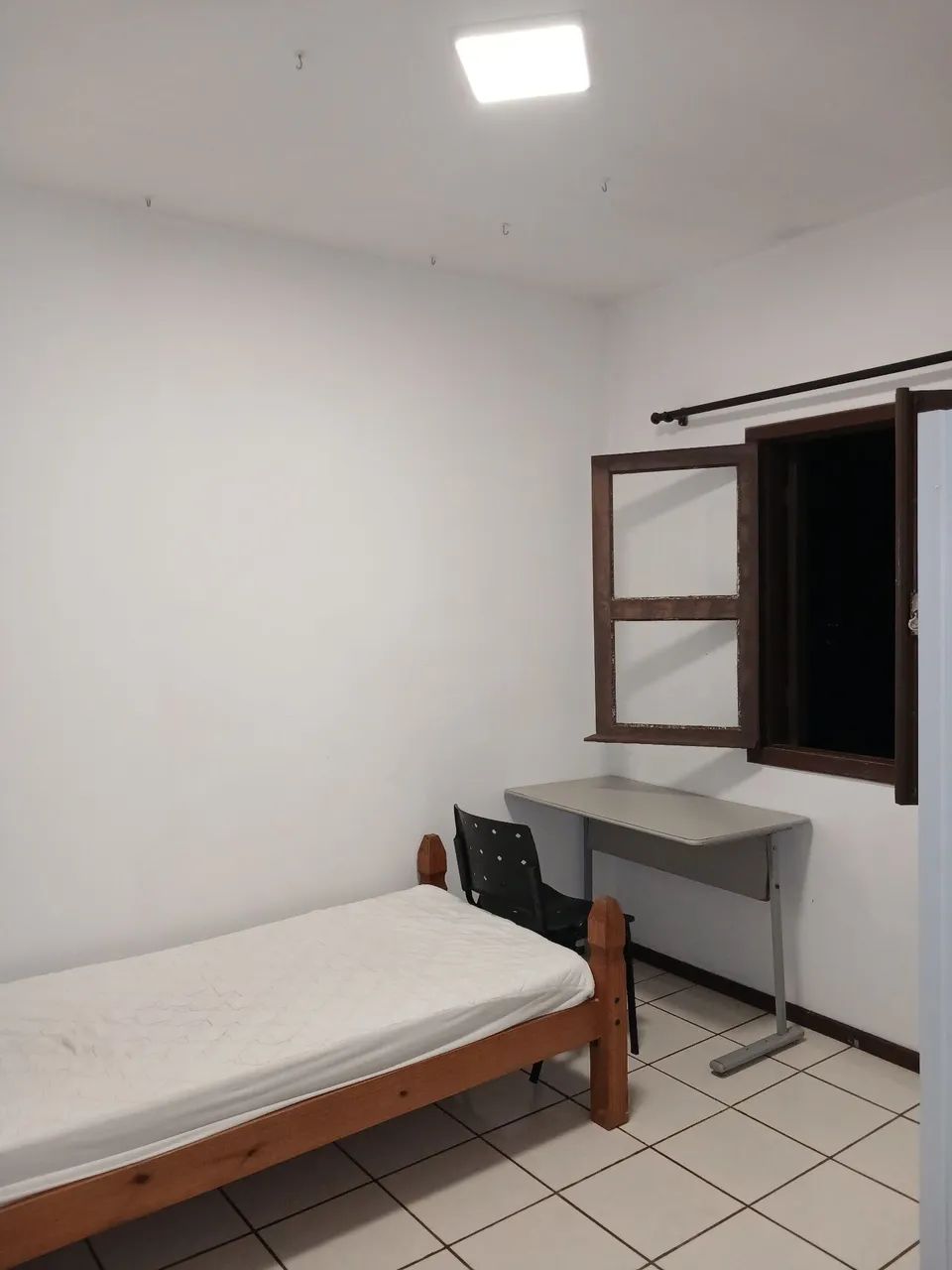Quarto individual em República somente para  mulheres