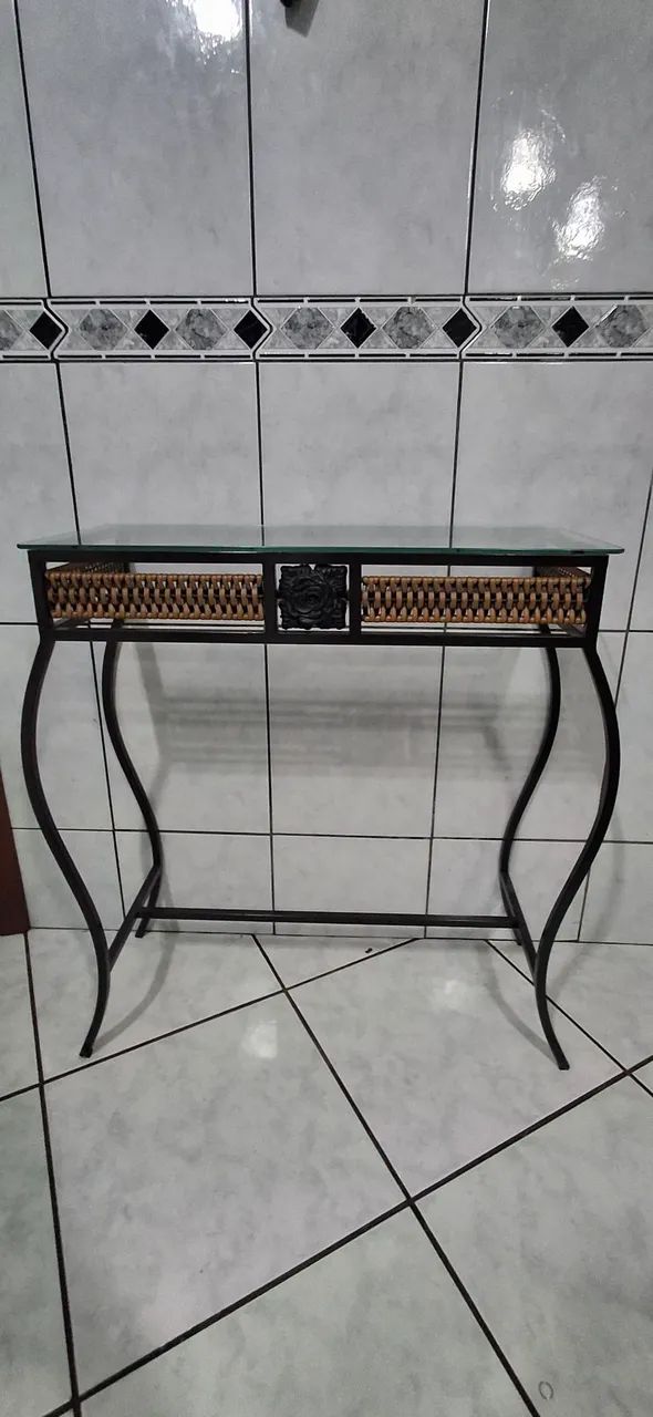 Aparador  de metal  com tampa  de vidro 